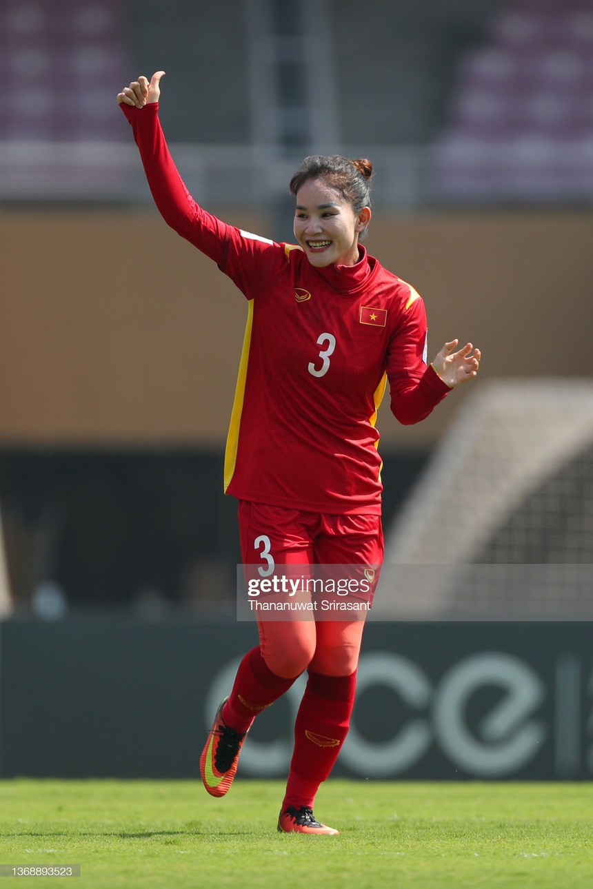 Trung vệ ghi bàn thắng quý như vàng giúp ĐT nữ Việt Nam dự World Cup đi xe ôm về sau khi nhận giải thưởng lớn - Ảnh 2.