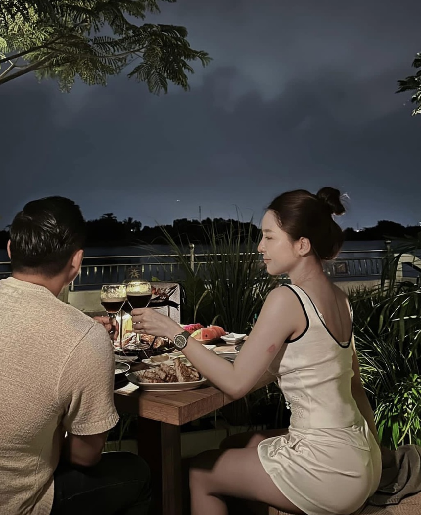 Đăng ảnh thả tim với người đàn ông giấu mặt, hot girl Trâm Anh bị netizen “tấn công” bằng loạt bình luận phản cảm - Ảnh 2. Đăng ảnh thả tim với người đàn ông giấu mặt, hot girl Trâm Anh bị netizen “tấn công” bằng loạt bình luận phản cảm - Ảnh 2.