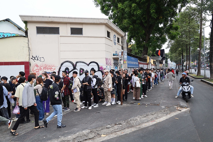 Casting Rap Việt gây nghẽn đường, lực lượng chức năng phải tới ổn định trật tự - Ảnh 3.