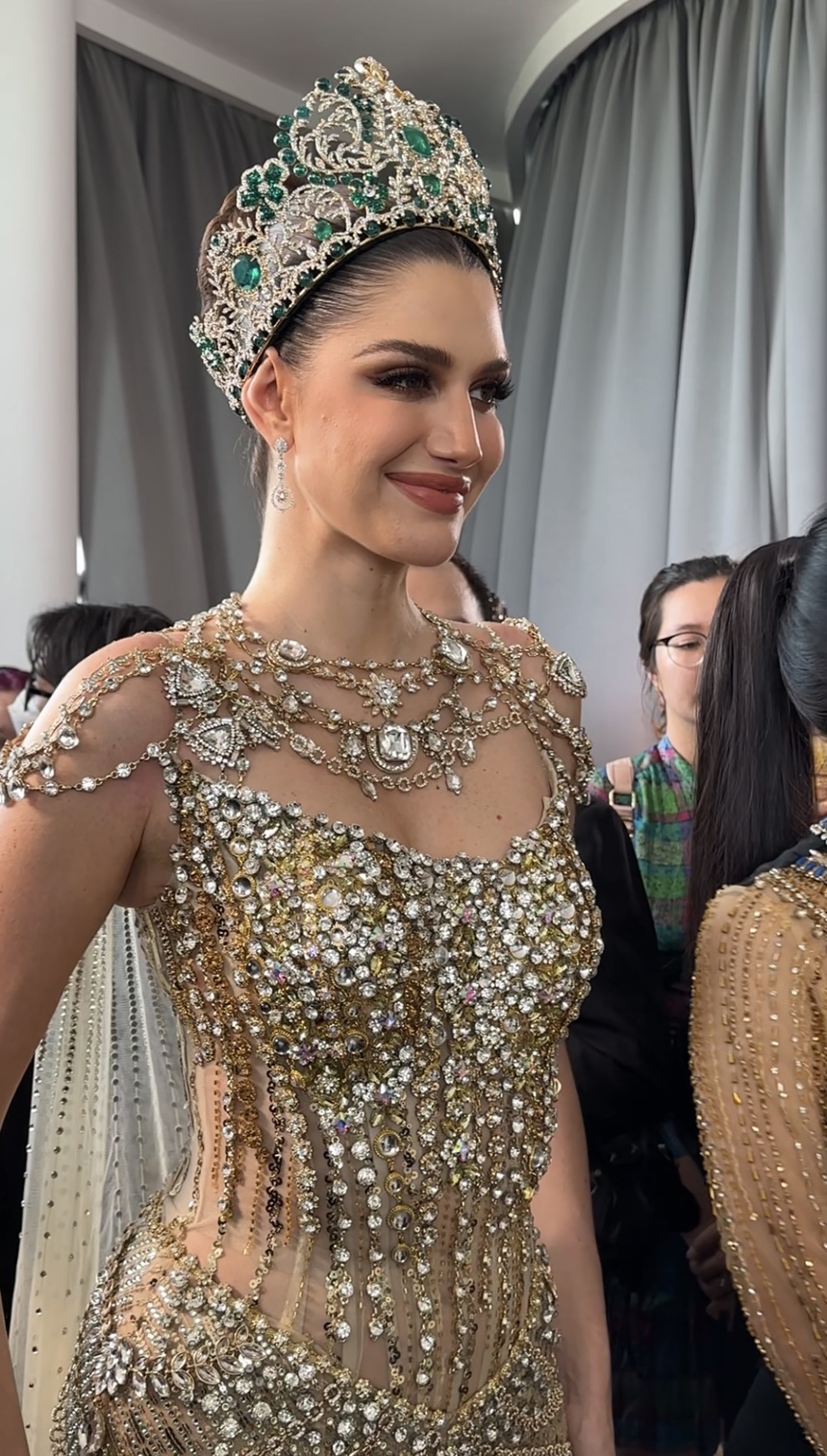 Thuỳ Tiên đọ sắc cam thường với người kế nhiệm, visual có lép vế Hoa hậu đẹp nhất thế giới? - Ảnh 4. Thuỳ Tiên đọ sắc cam thường với người kế nhiệm, visual có lép vế Hoa hậu đẹp nhất thế giới? - Ảnh 4.