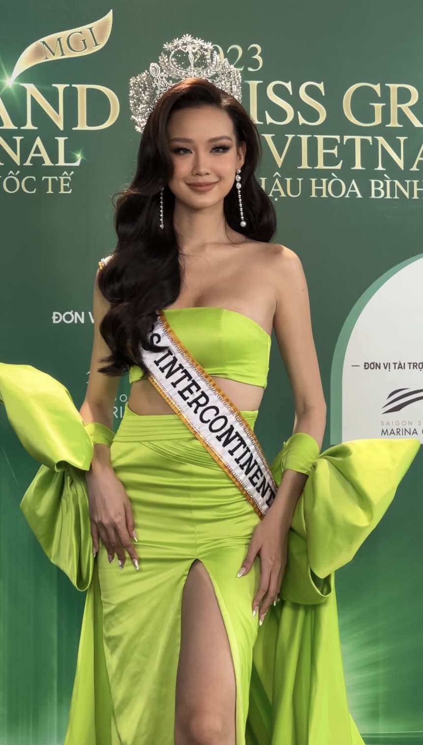 Phương Nhi, Thuỳ Tiên nổi bần bật đổ bộ sự kiện, dàn người đẹp Vbiz khoe nhan sắc qua camera thường - Ảnh 3.