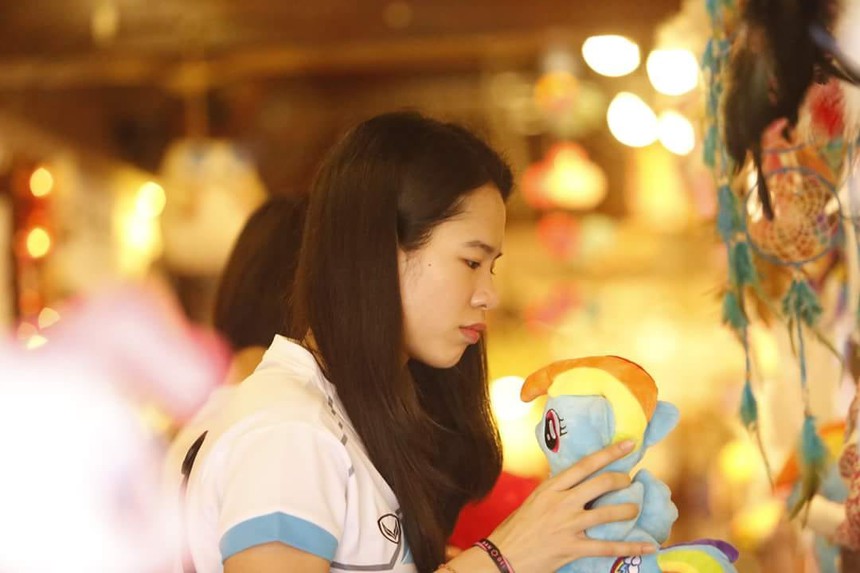 Vẻ đẹp của Lê Thanh Thúy được tô điểm bằng mái tóc đen dài cùng một phong cách nhẹ nhàng, duyên dáng.