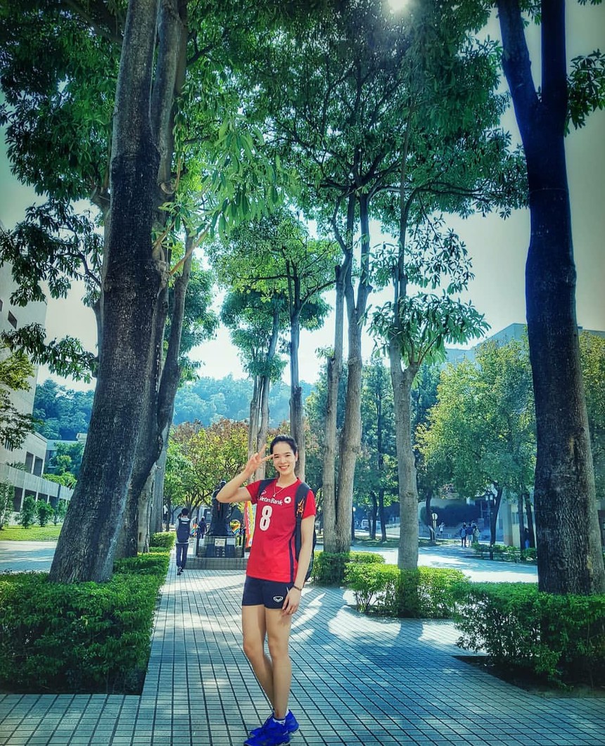 Lê Thanh Thúy sở hữu chiều cao 1,80m cùng đôi chân thon dài, thẳng đẹp không thua kém các người mẫu, hoa hậu