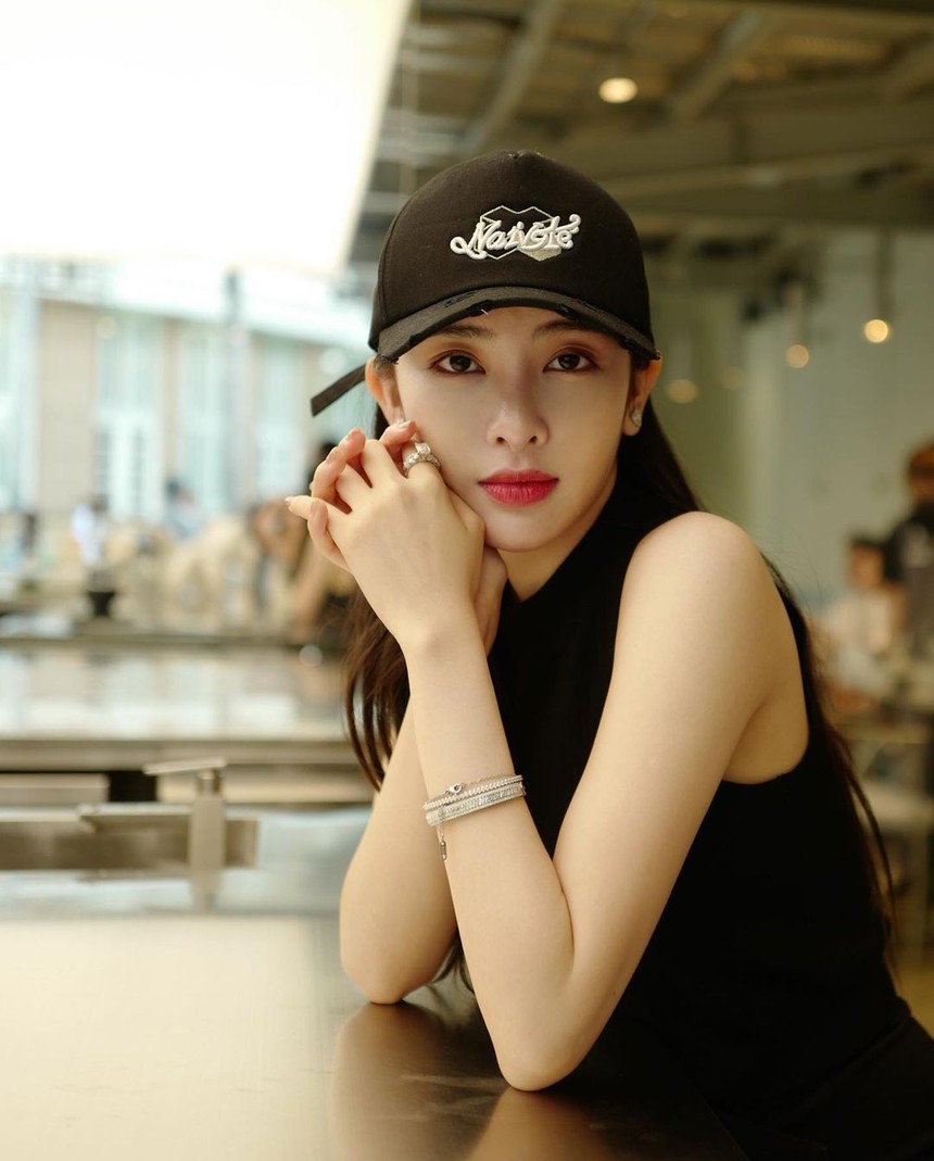 Linh Trương - bản sao Phạm Băng Băng: Hot girl 2k1 có mặt mộc gây sốt The Face, ảnh du lịch sang chảnh phủ đầy "Tóp Tóp" - Ảnh 1.