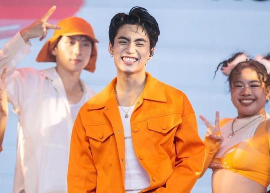 MONO khoe cúp Cống hiến, xin lỗi vì không thể trực tiếp nhận giải - Ảnh 1.