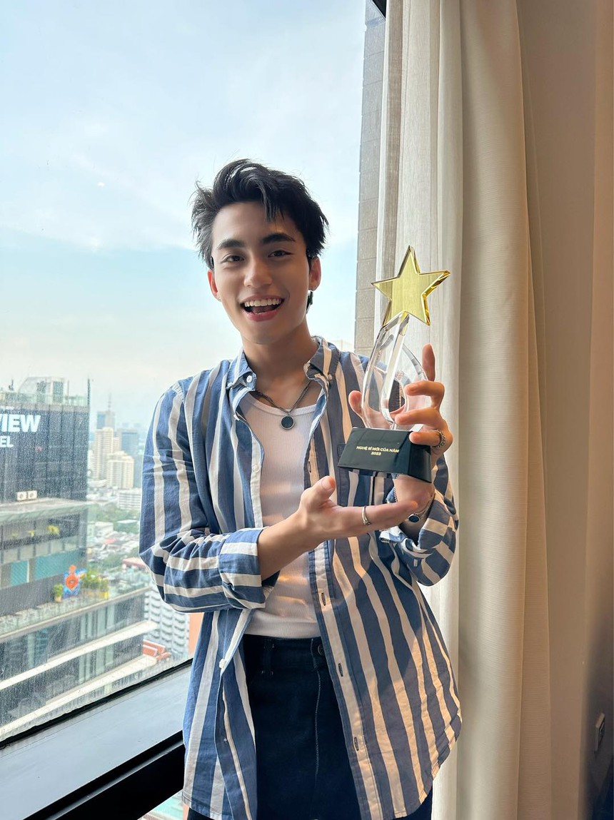 MONO khoe cúp Cống hiến, xin lỗi vì không thể trực tiếp nhận giải - Ảnh 4.