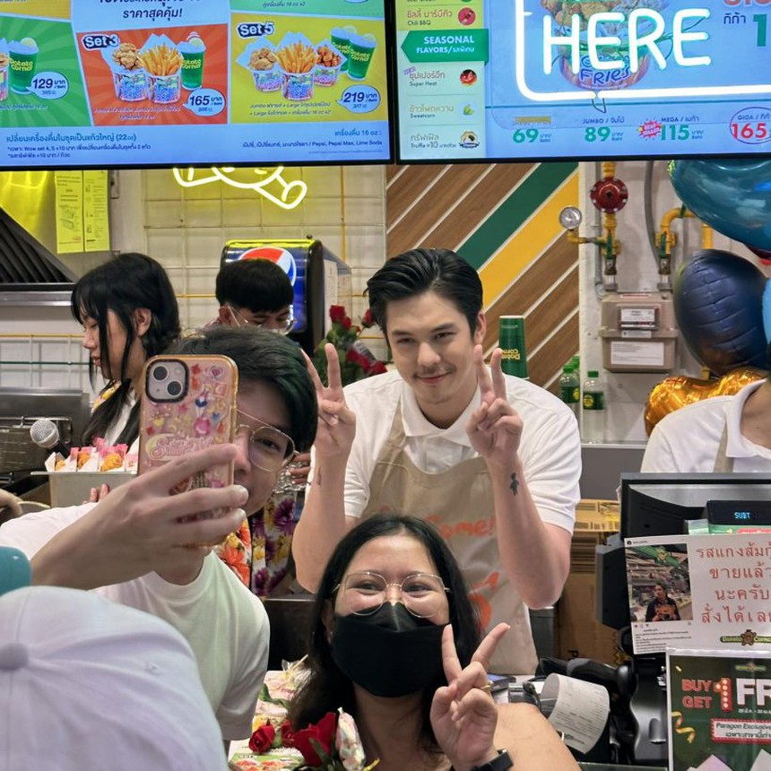 Thiếu gia tài phiệt của Tuổi Nổi Loạn bất ngờ làm thu ngân, khiến cả trung tâm thương mại náo loạn vì điển trai chấp hết cam thường  - Ảnh 7.