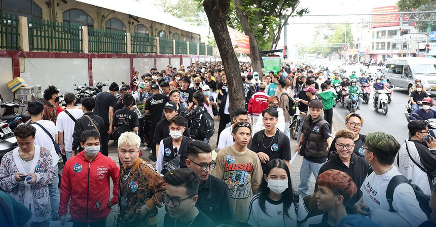 Casting Rap Việt gây nghẽn đường, lực lượng chức năng phải tới ổn định trật tự - Ảnh 4.