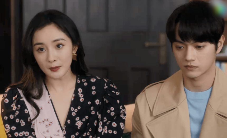 Có mấy cô mỹ nhân Hoa ngữ già rồi mà cặp toàn trai trẻ trên phim, 'điệu chảy nước' còn hơn thiếu nữ! - Ảnh 4.