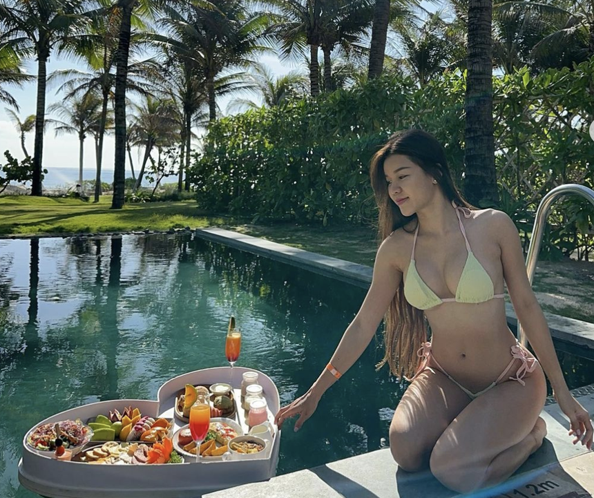 Nàng WAGs sexy bậc nhất Việt Nam phải về xin phép bố để được ở gần Văn Lâm - Ảnh 5. Nàng WAGs sexy bậc nhất Việt Nam phải về xin phép bố để được ở gần Văn Lâm - Ảnh 5.