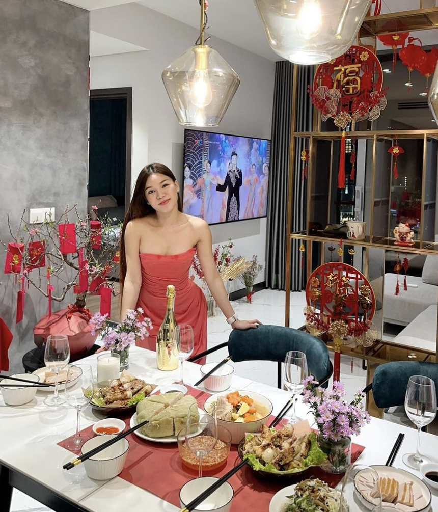 Nàng WAGs sexy bậc nhất Việt Nam phải về xin phép bố để được ở gần Văn Lâm - Ảnh 8. Nàng WAGs sexy bậc nhất Việt Nam phải về xin phép bố để được ở gần Văn Lâm - Ảnh 8.