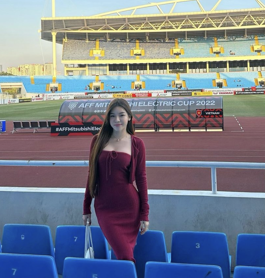 Nàng WAGs sexy bậc nhất Việt Nam phải về xin phép bố để được ở gần Văn Lâm - Ảnh 10. Nàng WAGs sexy bậc nhất Việt Nam phải về xin phép bố để được ở gần Văn Lâm - Ảnh 10.