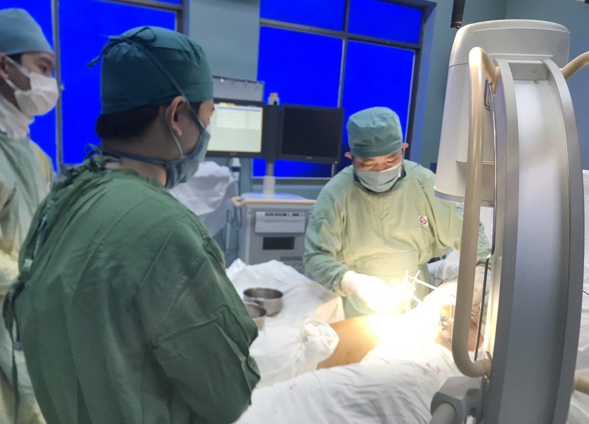 Vụ cây xanh trong trường học bật gốc: Một thai phụ bị thương nghiêm trọng - Ảnh 1.