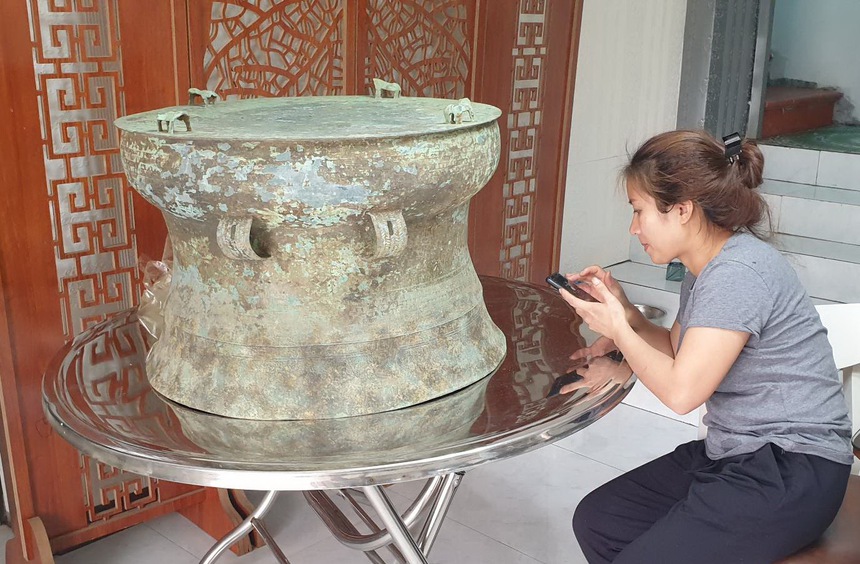 Phát hiện chiếc trống đồng dâng cúng dưới chân núi Tản - Ảnh 1.