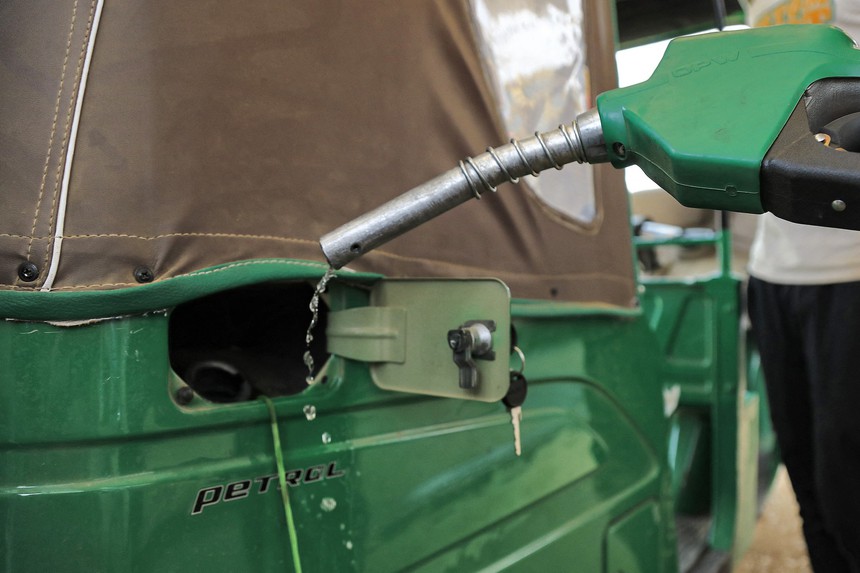 Giá dầu tại châu Á tăng mạnh sau thông báo cắt giảm sản lượng của OPEC+ - Ảnh 1.