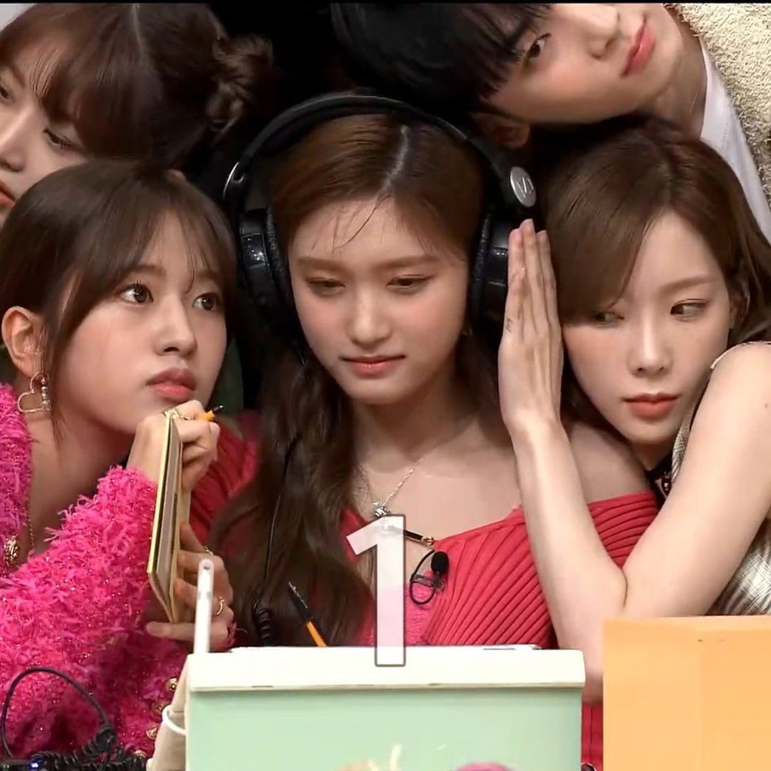 Taeyeon đọ sắc đàn em: Xóa tan khoảng cách tuổi tác, trẻ xinh như idol gen 4 nhưng vẫn để lộ dấu hiệu lão hóa khi đứng cạnh thành viên hụt BLACKPINK - Ảnh 6. Taeyeon đọ sắc đàn em: Xóa tan khoảng cách tuổi tác, trẻ xinh như idol gen 4 nhưng vẫn để lộ dấu hiệu lão hóa khi đứng cạnh thành viên hụt BLACKPINK - Ảnh 6.