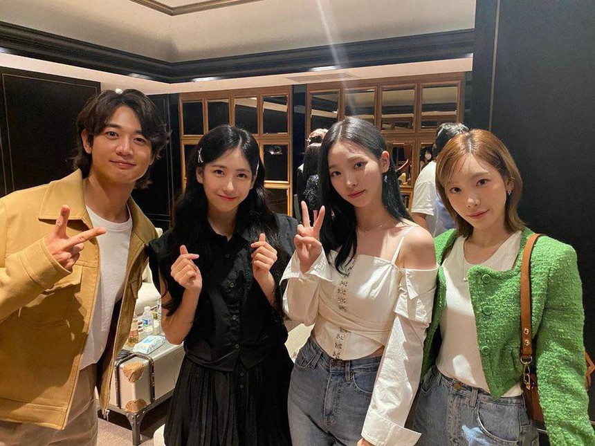 Taeyeon đọ sắc đàn em: Xóa tan khoảng cách tuổi tác, trẻ xinh như idol gen 4 nhưng vẫn để lộ dấu hiệu lão hóa khi đứng cạnh thành viên hụt BLACKPINK - Ảnh 7. Taeyeon đọ sắc đàn em: Xóa tan khoảng cách tuổi tác, trẻ xinh như idol gen 4 nhưng vẫn để lộ dấu hiệu lão hóa khi đứng cạnh thành viên hụt BLACKPINK - Ảnh 7.