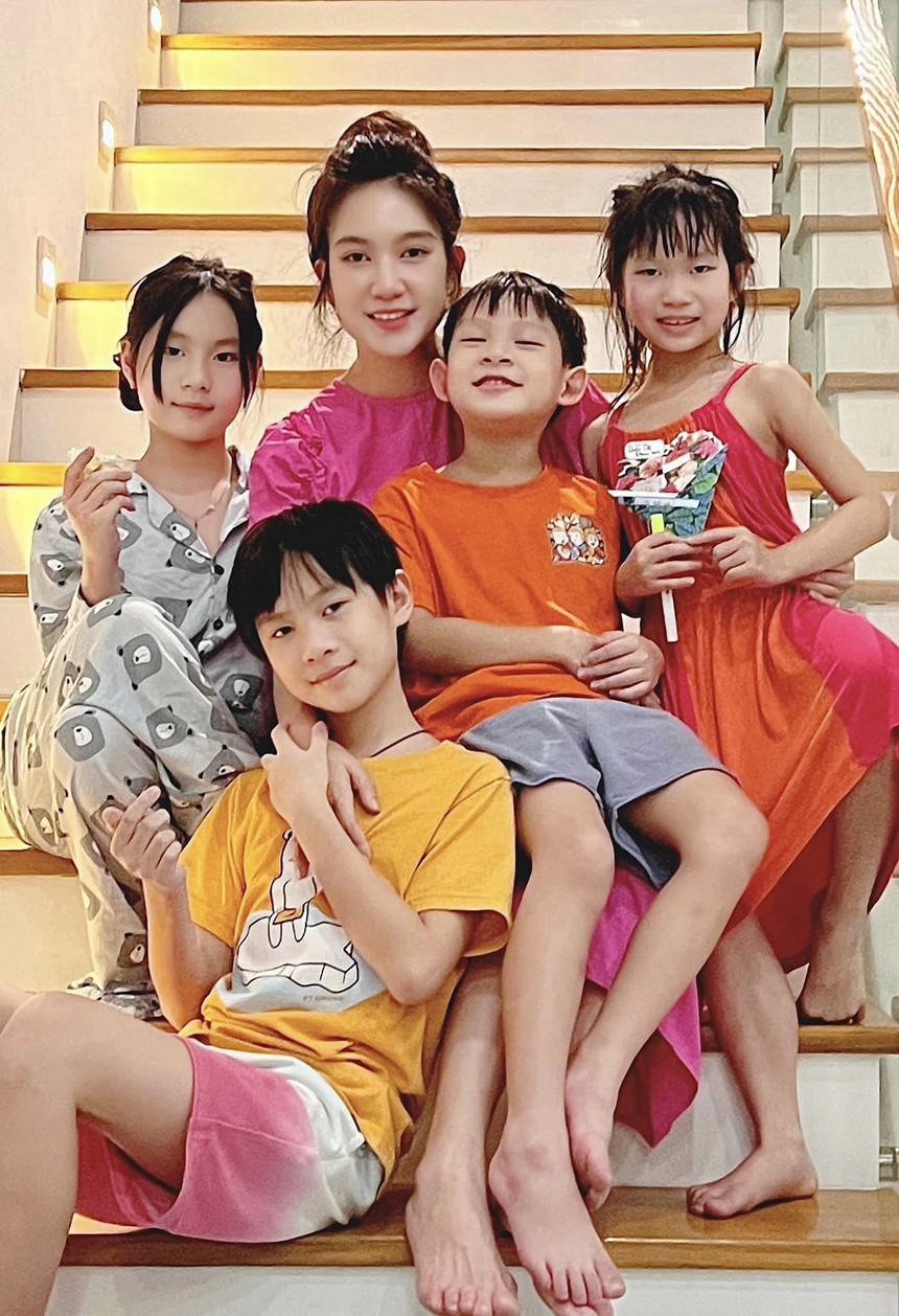 Điều ít biết về vợ Lý Hải: Từng học thạc sĩ ở Anh, nhỏ hơn chồng 17 tuổi nhưng đây là điều được khen nhất - Ảnh 8. Điều ít biết về vợ Lý Hải: Từng học thạc sĩ ở Anh, nhỏ hơn chồng 17 tuổi nhưng đây là điều được khen nhất - Ảnh 8.