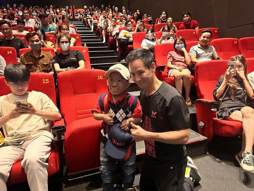 Gặp vị khán giả đặc biệt ở buổi chiếu Lật mặt 6, Lý Hải có hành động ra sao mà ai cũng khen tinh tế 10 điểm? - Ảnh 4.