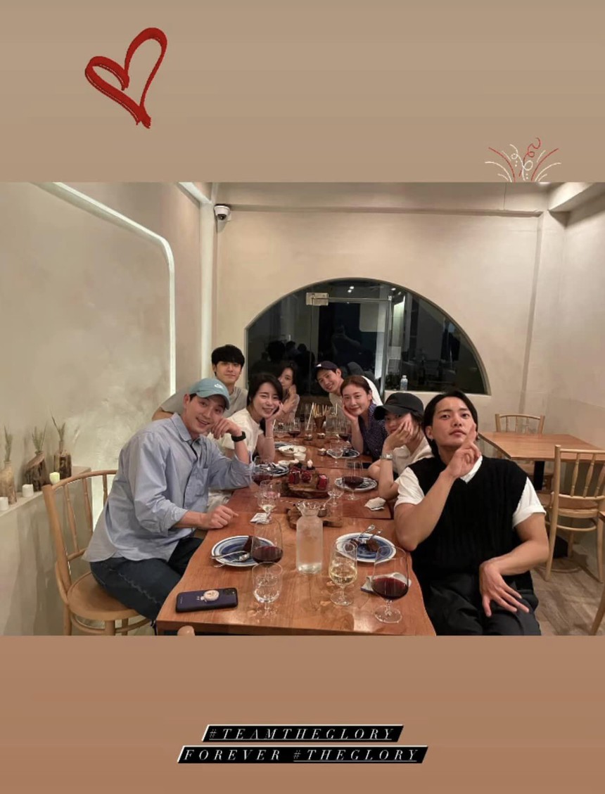 Sự thật tin đồn Song Hye Kyo "chảnh chọe", không có bạn bè trong showbiz: Nhìn mối quan hệ với dàn diễn viên The Glory là có câu trả lời  - Ảnh 2.