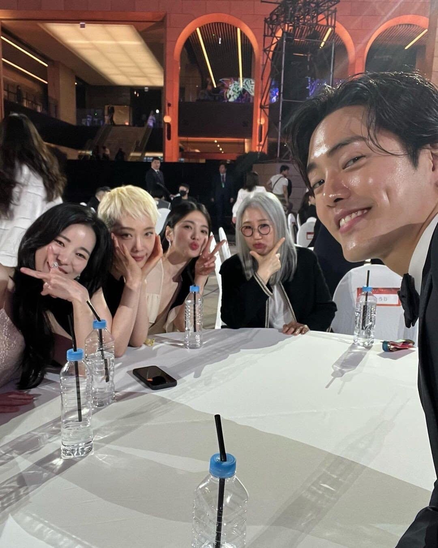 Sự thật tin đồn Song Hye Kyo "chảnh chọe", không có bạn bè trong showbiz: Nhìn mối quan hệ với dàn diễn viên The Glory là có câu trả lời  - Ảnh 3.