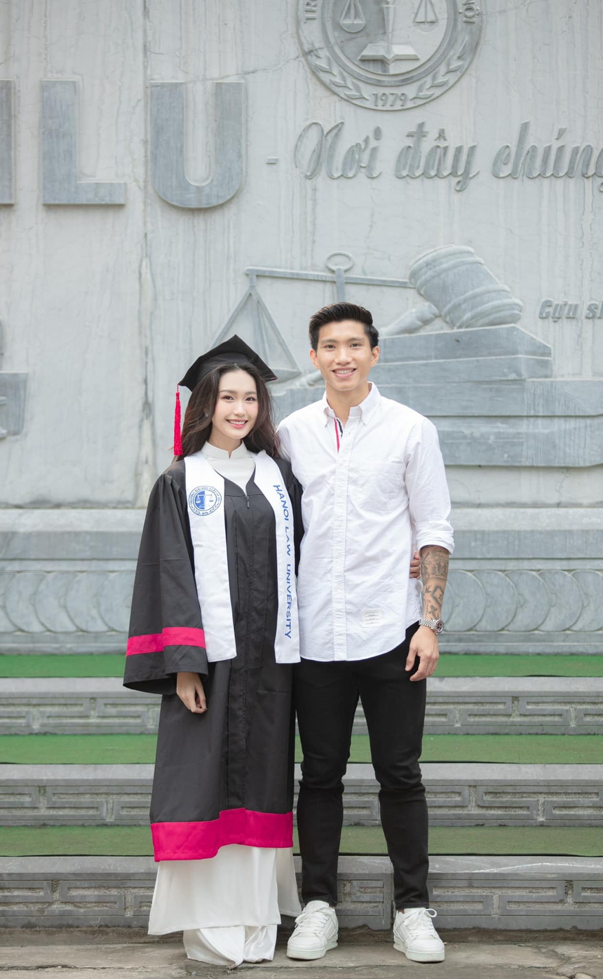 Đoàn Văn Hậu đáp trả ra sao khi bị nói 'không học hành gì', so kè bằng cấp với bạn gái tốt nghiệp trường luật - Ảnh 1. Đoàn Văn Hậu đáp trả ra sao khi bị nói 'không học hành gì', so kè bằng cấp với bạn gái tốt nghiệp trường luật - Ảnh 1.