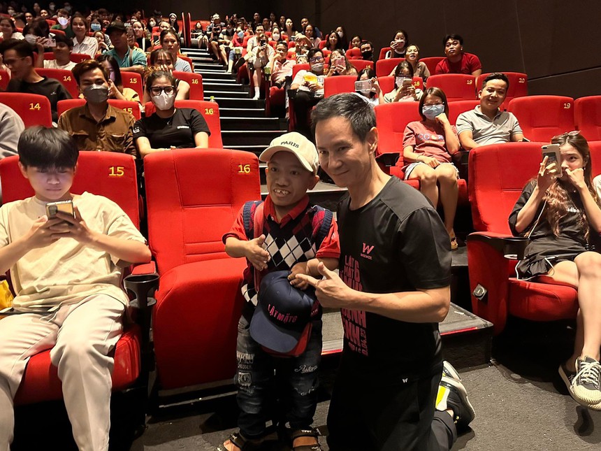 Gặp vị khán giả đặc biệt ở buổi chiếu Lật mặt 6, Lý Hải có hành động ra sao mà ai cũng khen tinh tế 10 điểm? - Ảnh 3.