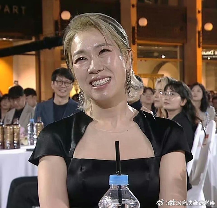 Nỗi khổ của sao Hàn: Lên thảm đỏ thì da glowy khỏe căng, đến 'cam' thường trông lại bóng dầu như đổ mỡ - Ảnh 4. Nỗi khổ của sao Hàn: Lên thảm đỏ thì da glowy khỏe căng, đến 'cam' thường trông lại bóng dầu như đổ mỡ - Ảnh 4.