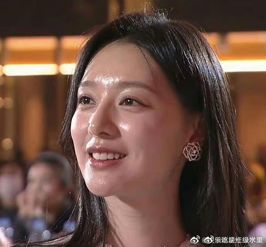 Nỗi khổ của sao Hàn: Lên thảm đỏ thì da glowy khỏe căng, đến 'cam' thường trông lại bóng dầu như đổ mỡ - Ảnh 5. Nỗi khổ của sao Hàn: Lên thảm đỏ thì da glowy khỏe căng, đến 'cam' thường trông lại bóng dầu như đổ mỡ - Ảnh 5.