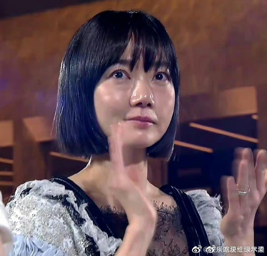 Nỗi khổ của sao Hàn: Lên thảm đỏ thì da glowy khỏe căng, đến 'cam' thường trông lại bóng dầu như đổ mỡ - Ảnh 6. Nỗi khổ của sao Hàn: Lên thảm đỏ thì da glowy khỏe căng, đến 'cam' thường trông lại bóng dầu như đổ mỡ - Ảnh 6.