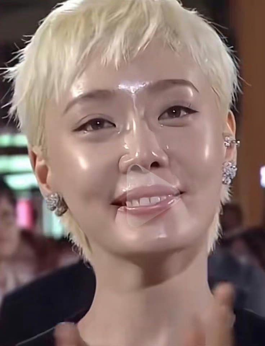 Nỗi khổ của sao Hàn: Lên thảm đỏ thì da glowy khỏe căng, đến 'cam' thường trông lại bóng dầu như đổ mỡ - Ảnh 3. Nỗi khổ của sao Hàn: Lên thảm đỏ thì da glowy khỏe căng, đến 'cam' thường trông lại bóng dầu như đổ mỡ - Ảnh 3.