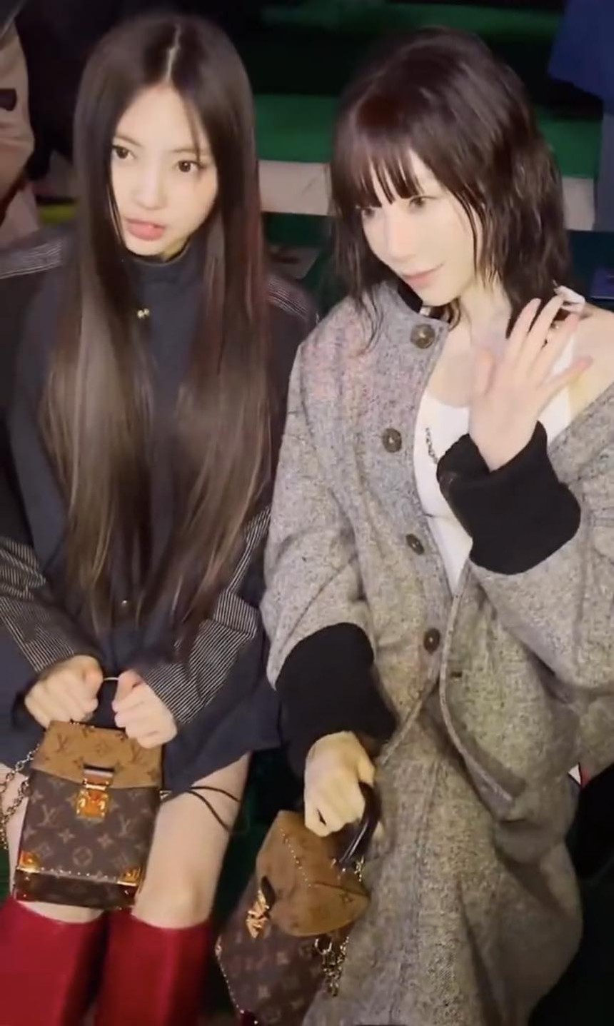 Taeyeon đọ sắc đàn em: Xóa tan khoảng cách tuổi tác, trẻ xinh như idol gen 4 nhưng vẫn để lộ dấu hiệu lão hóa khi đứng cạnh thành viên hụt BLACKPINK - Ảnh 3. Taeyeon đọ sắc đàn em: Xóa tan khoảng cách tuổi tác, trẻ xinh như idol gen 4 nhưng vẫn để lộ dấu hiệu lão hóa khi đứng cạnh thành viên hụt BLACKPINK - Ảnh 3.