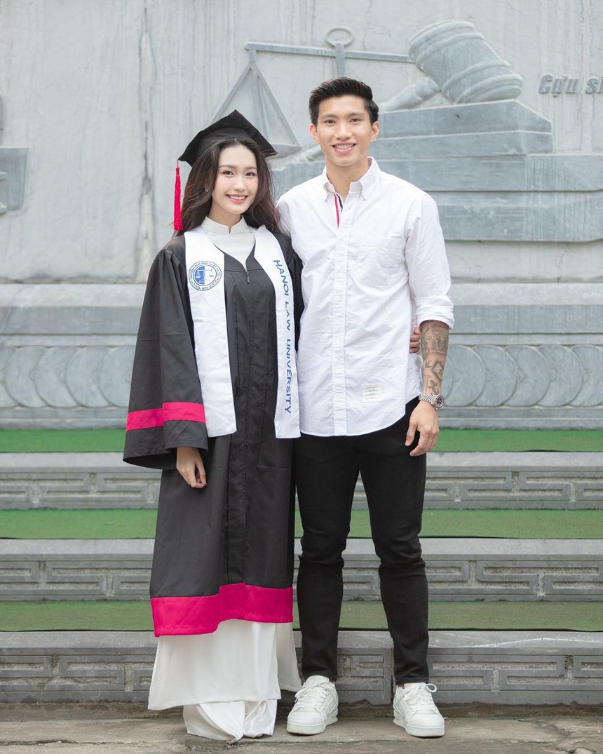 Đoàn Văn Hậu tung bộ ảnh xịn xò 'ké' kỉ yếu cùng Doãn Hải My, được nàng gọi với danh xưng đặc biệt - Ảnh 2.