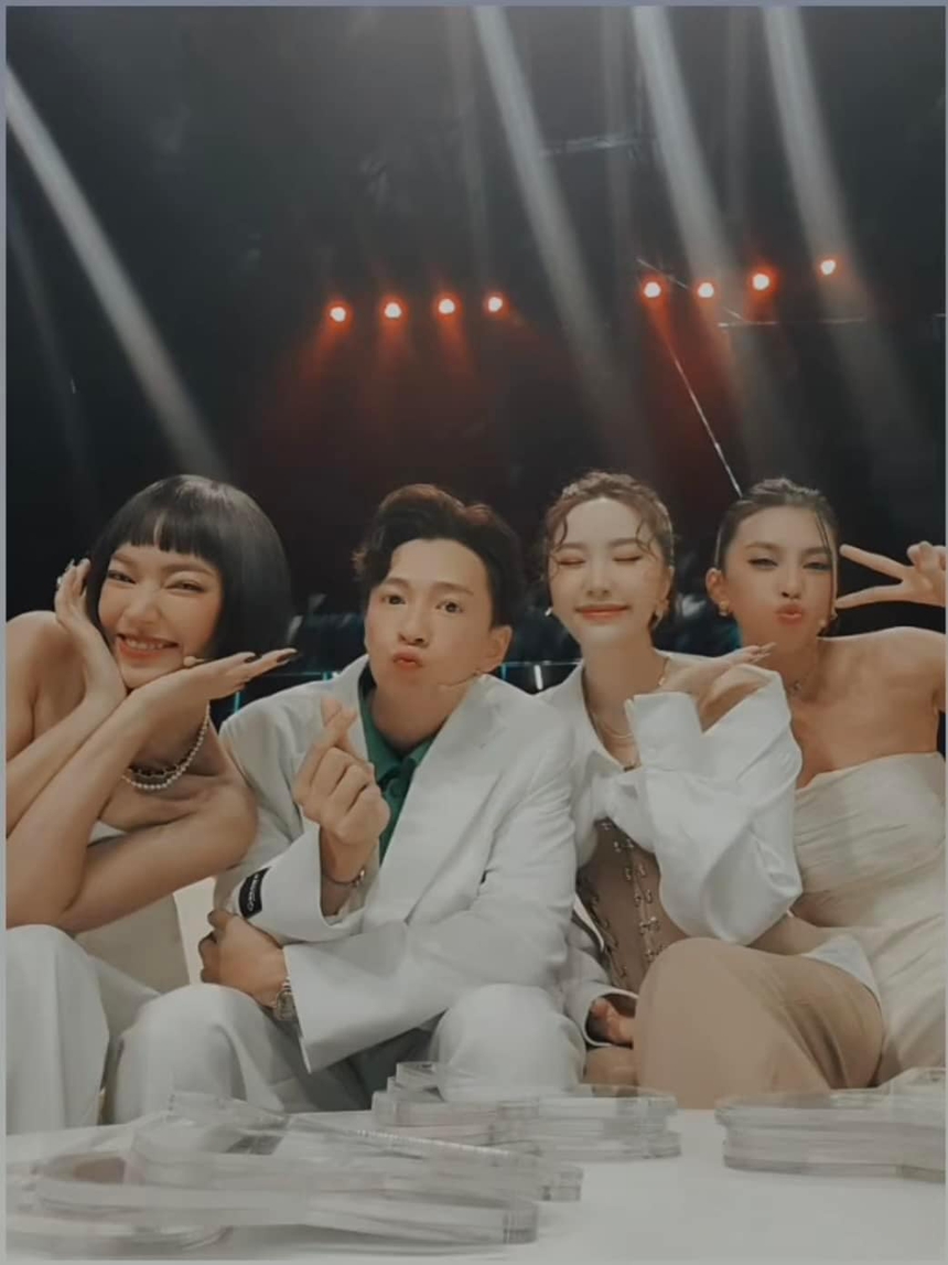 Lộ hình ảnh ghi hình Người ấy là ai nhưng lại thiếu Trấn Thành? - Ảnh 2. Lộ hình ảnh ghi hình Người ấy là ai nhưng lại thiếu Trấn Thành? - Ảnh 2.