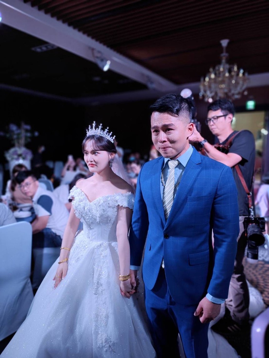 Chú rể bật khóc không ngừng trong đám cưới đến mức 'ai nấy đều bàng hoàng', lý do được tiết lộ - Ảnh 1. Chú rể bật khóc không ngừng trong đám cưới đến mức 'ai nấy đều bàng hoàng', lý do được tiết lộ - Ảnh 1.