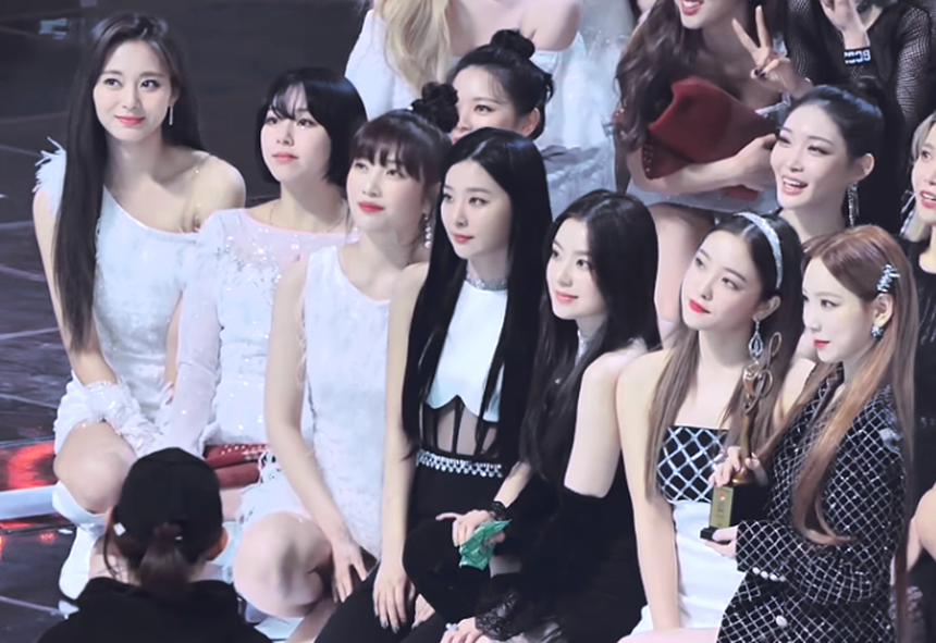 Taeyeon đọ sắc đàn em: Xóa tan khoảng cách tuổi tác, trẻ xinh như idol gen 4 nhưng vẫn để lộ dấu hiệu lão hóa khi đứng cạnh thành viên hụt BLACKPINK - Ảnh 8. Taeyeon đọ sắc đàn em: Xóa tan khoảng cách tuổi tác, trẻ xinh như idol gen 4 nhưng vẫn để lộ dấu hiệu lão hóa khi đứng cạnh thành viên hụt BLACKPINK - Ảnh 8.