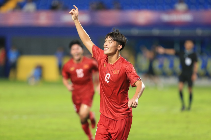 U22 Việt Nam đổ cả máu mới có chiến thắng, HLV Troussier gào thét chỉ đạo trong bất lực - Ảnh 1. U22 Việt Nam đổ cả máu mới có chiến thắng, HLV Troussier gào thét chỉ đạo trong bất lực - Ảnh 1.