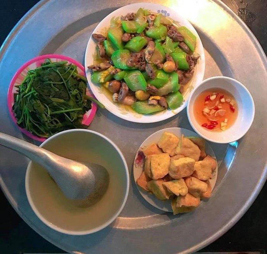 Bị chê mâm cơm “nhìn đã muốn đổ đi”, vợ lạnh lùng không đáp nửa lời nhưng hành động quá chất - Ảnh 2. Bị chê mâm cơm “nhìn đã muốn đổ đi”, vợ lạnh lùng không đáp nửa lời nhưng hành động quá chất - Ảnh 2.