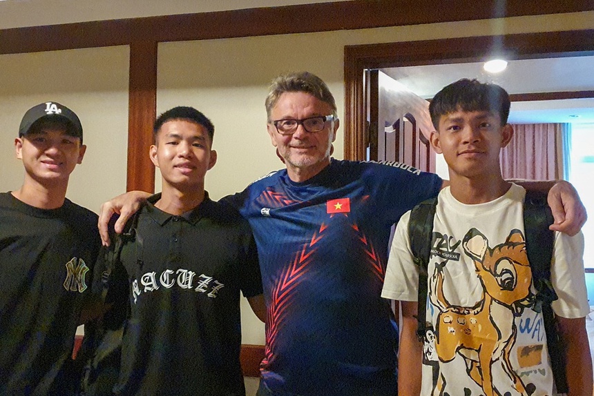 HLV Troussier tiễn ba học trò ở khách sạn. Ảnh: VFF.