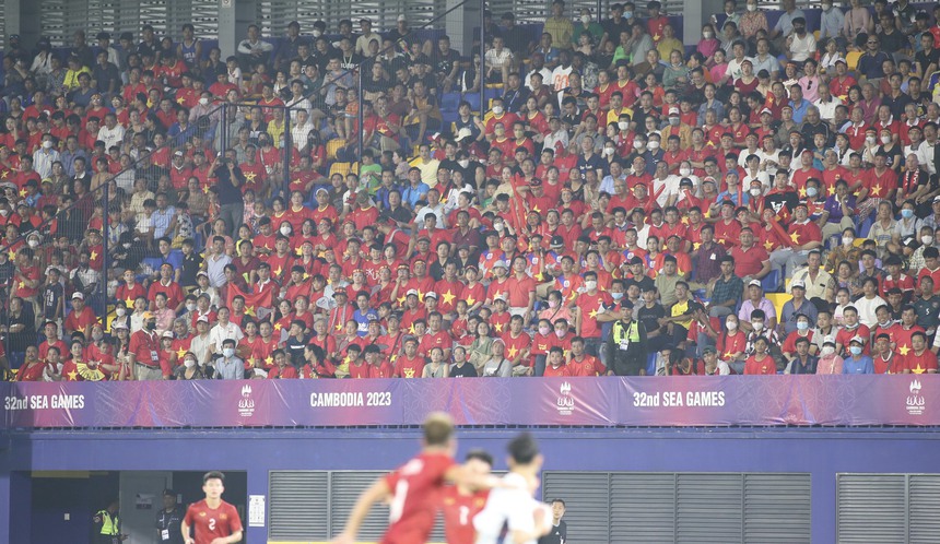 U22 Việt Nam đổ cả máu mới có chiến thắng, HLV Troussier gào thét chỉ đạo trong bất lực - Ảnh 9. U22 Việt Nam đổ cả máu mới có chiến thắng, HLV Troussier gào thét chỉ đạo trong bất lực - Ảnh 9.