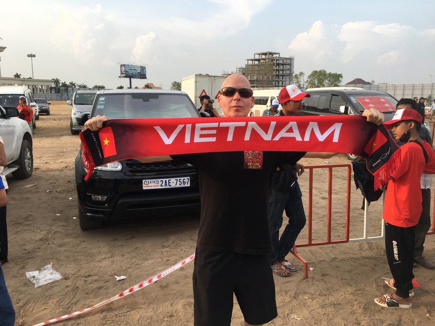 Dàn CĐV hùng hậu đến cổ vũ trận ra quân của U22 Việt Nam tại SEA Games 32 - Ảnh 2.