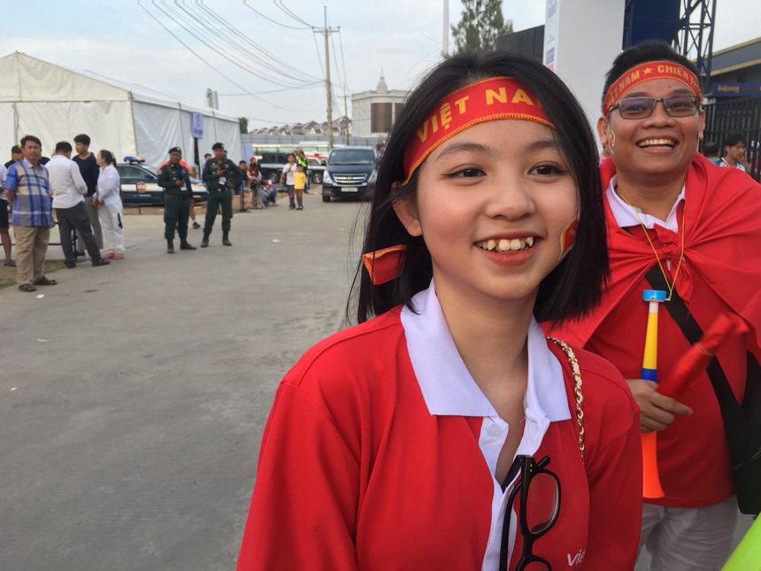 Dàn CĐV hùng hậu đến cổ vũ trận ra quân của U22 Việt Nam tại SEA Games 32 - Ảnh 3.