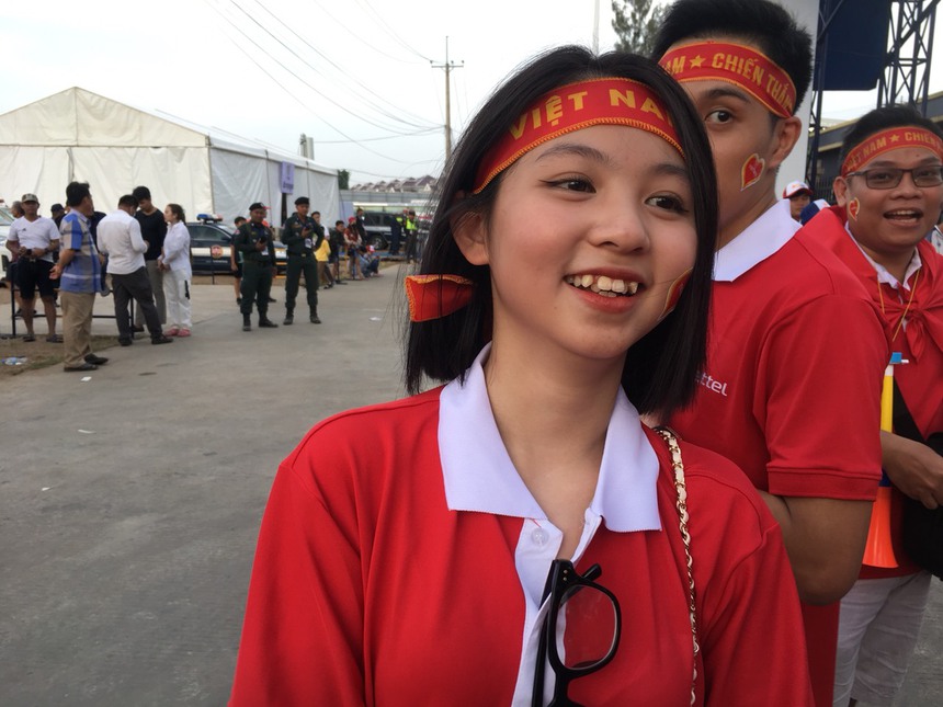 Dàn CĐV hùng hậu đến cổ vũ trận ra quân của U22 Việt Nam tại SEA Games 32 - Ảnh 4.