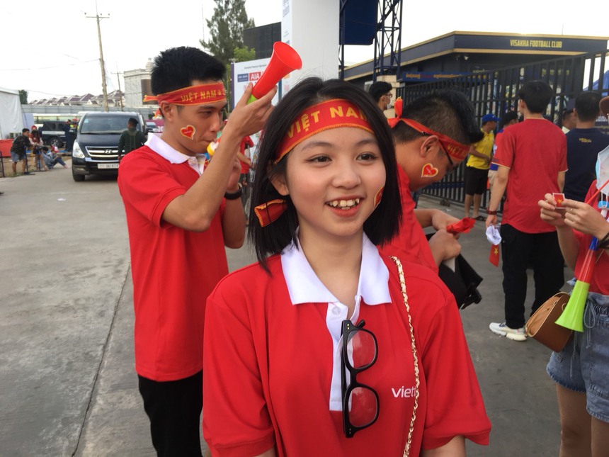Dàn CĐV hùng hậu đến cổ vũ trận ra quân của U22 Việt Nam tại SEA Games 32 - Ảnh 5.