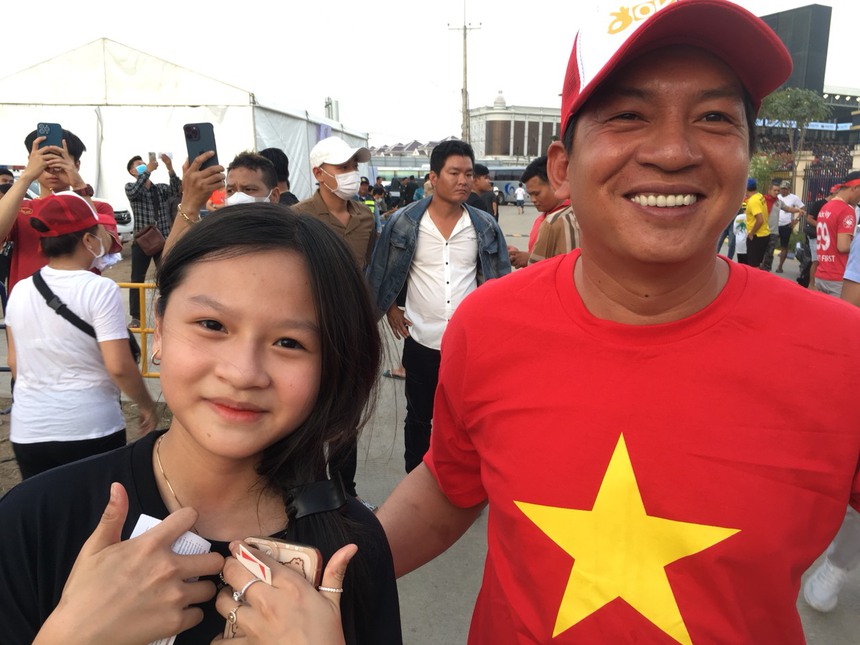 Dàn CĐV hùng hậu đến cổ vũ trận ra quân của U22 Việt Nam tại SEA Games 32 - Ảnh 6.