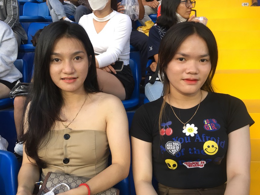 Dàn CĐV hùng hậu đến cổ vũ trận ra quân của U22 Việt Nam tại SEA Games 32 - Ảnh 9.