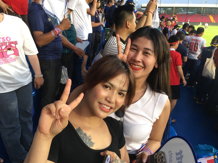 Dàn CĐV hùng hậu đến cổ vũ trận ra quân của U22 Việt Nam tại SEA Games 32 - Ảnh 11.