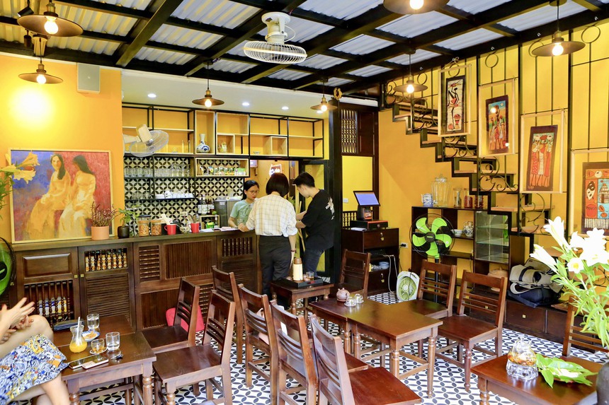 Báo nước ngoài lý giải vì sao các cửa hàng phố cổ Hà Nội vẫn sống sót trước "làn sóng" trung tâm thương mại - Ảnh 2.