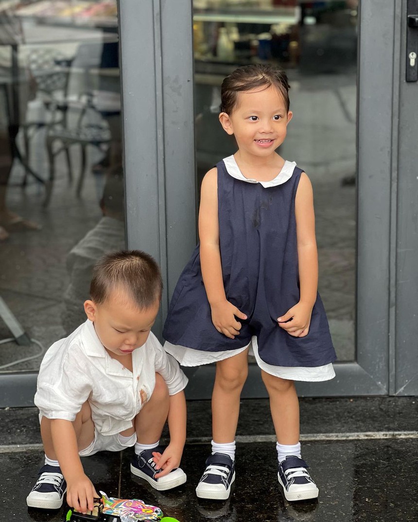 Lisa đích thị là công chúa nhà Hà Hồ: Càng lớn càng trổ nét "bông hồng lai", lại được ba mẹ cưng chiều hết cỡ  - Ảnh 1.