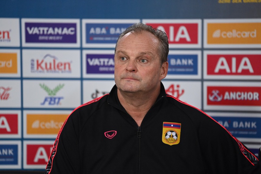 HLV Lào: ‘Chúng tôi xứng đáng hòa U22 Việt Nam; ông Park để lại cái bóng quá lớn lên Troussier’ - Ảnh 1.